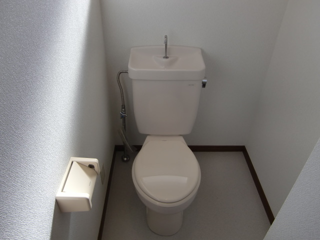 Toilet. Restroom is also spacious ☆ 