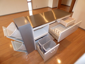 Kitchen. Movable counter. 