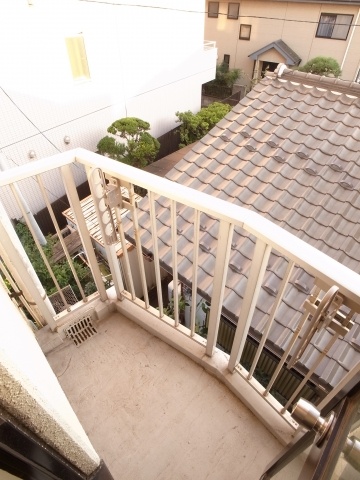 Balcony. It dries the laundry immediately because there is a good day!