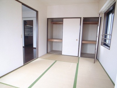 Living and room. Closet ken ・ It is housed with a Japanese-style room. 