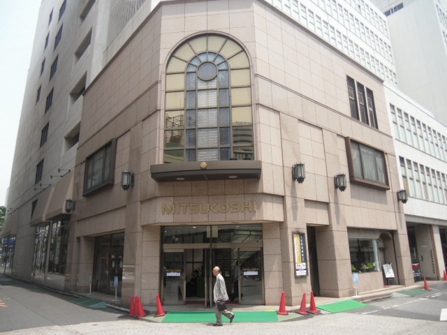 Shopping centre. 750m to Mitsukoshi (shopping center)