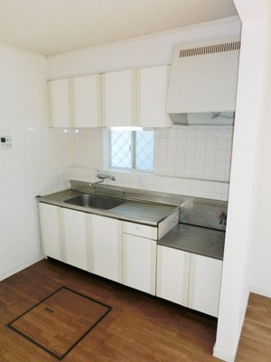 Kitchen. Two-burner gas stove can be installed