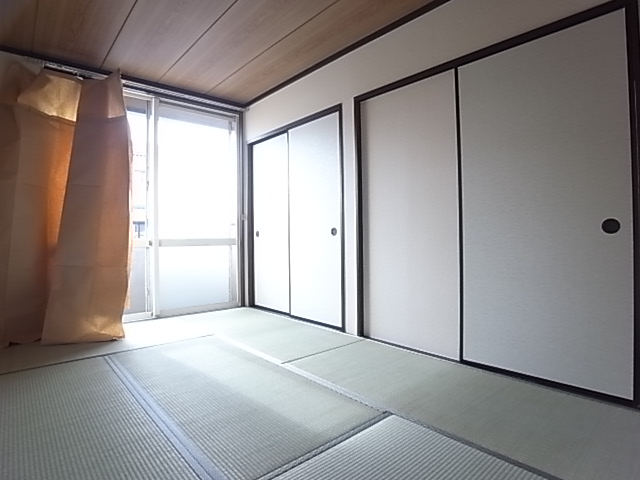 Other room space. It will calm the Japanese-style room. .