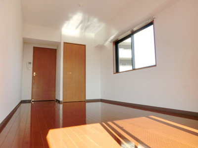 Other room space. 8.3 tatami rooms and two-sided lighting is attractive