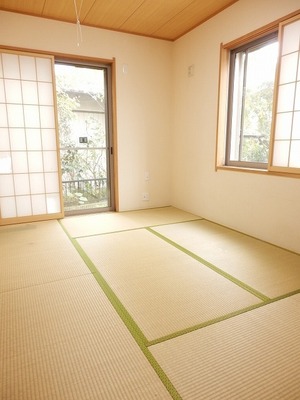 Living and room. On the first floor Japanese-style room is two-sided lighting, It is a bright room.