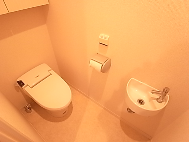 Toilet. It is the pictures of the same type Property ☆ 