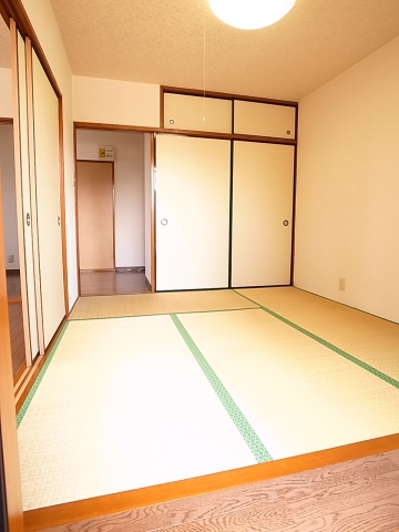 Living and room. Because the good per sun Japanese-style, The tatami of sunburn.