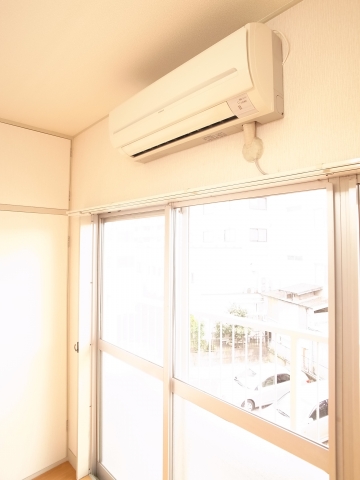 Other. Air conditioning is important! ! 'Cause is a south-facing room ☆  ☆ 