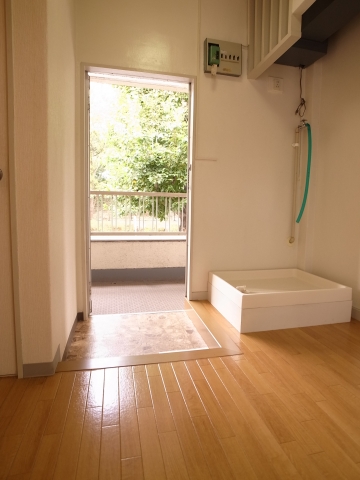 Entrance. Indoor Laundry yard is next to the entrance ☆ As it is Pong take off socks at the door! 