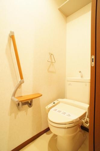Toilet. Photo: 304, Room