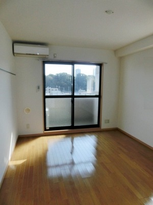 Living and room. Spacious 8.8 tatami rooms. 