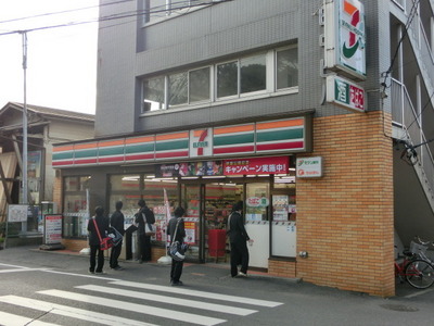 Convenience store. 320m to Seven-Eleven (convenience store)