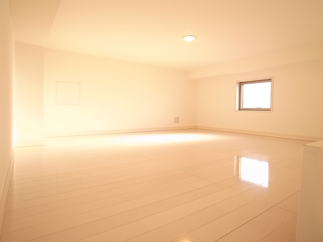 Other room space. It is very bright because it comes with a small window in the loft ☆ 