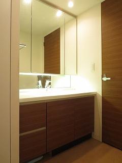 Other.  ■ Kagamiura storage with a large three-sided mirror  ■ Counter-integrated basin bowl  ■ Single lever faucet