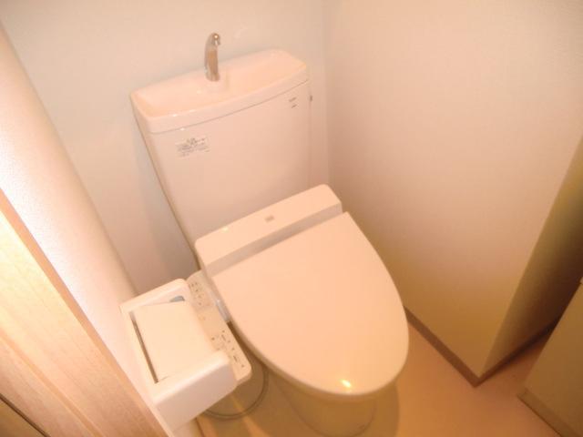 Toilet. Now necessities bidet also standard equipment