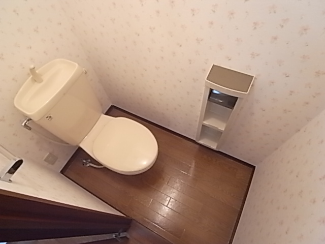 Toilet. Also I think with restroom. . .