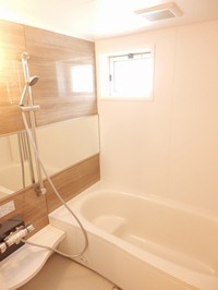 Bath. Bathroom with a convenient small window to ventilation. With reheating function