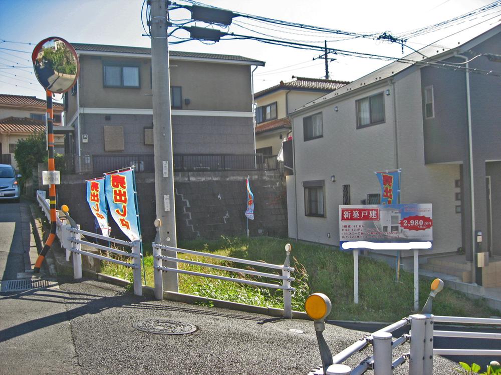 Local photos, including front road. The main bedroom on the third floor there are the two places and a balcony 8 quires large closet.