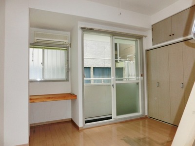 Living and room. Bright flooring clad Western-style