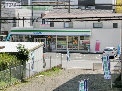 Convenience store. 50m to Family Mart (convenience store)