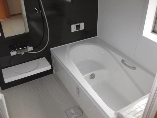 Bathroom. Building 2 is a bathroom. Chic accent wall, You can also ventilation to mold prevention because there is a window. (December 2013) Shooting