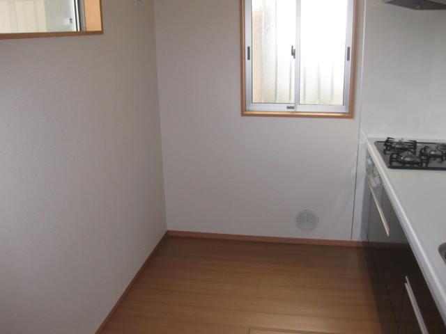 Kitchen. Building 2 is a kitchen. Windows light up there is a very bright face-to-face kitchen in the back. (December 2013) Shooting