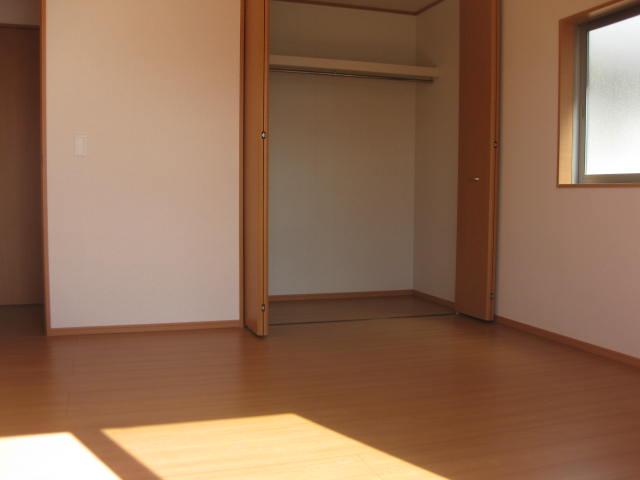 Non-living room. Building 2 is a 2-bedroom Kainushi. Sunlight is also room to pour plenty. Holidays can be slowly going to bed. (December 2013) Shooting