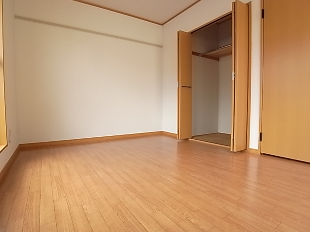 Other room space. Supermarket ・ Convenience store is near