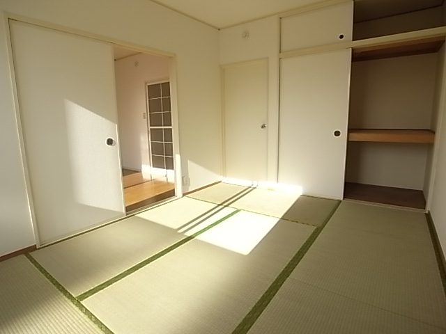 Other room space. Japanese-style room also is finished in beautiful