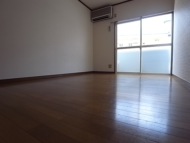 Other room space. Bright and sunny ☆ Beautiful flooring! ! 