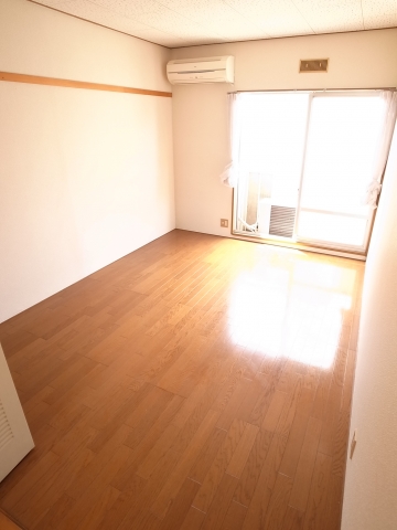 Living and room. The room is a room of beautiful flooring ☆ 