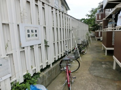 Parking lot. Is a bicycle parking lot. 