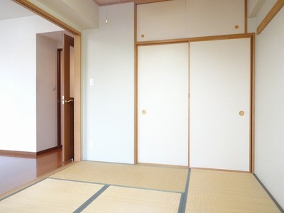 Living and room. Relax in about 6 quires of Japanese-style room.