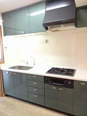 Kitchen. It is a three-necked stove system with kitchen counter with grill.