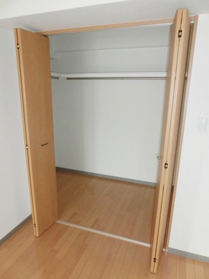 Receipt. Spacious walk-in closet. 