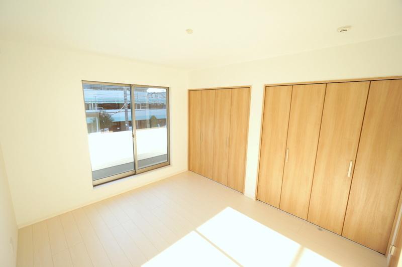 Non-living room.  ■ The main bedroom the entire wall of the closet ■ Brightness full of all Shitsuminami direction