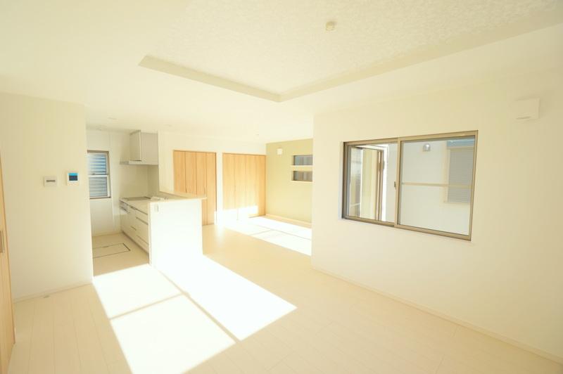 Living.  ■ LDK is wide of the room with 20 tatami mats than ■ Also installed storage of large capacity to dining