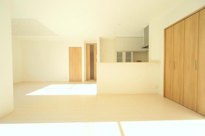 Living.  ■ Neat open kitchen is to eliminate the hanging cupboard ■ At hand is with counter hide