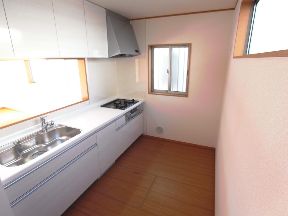 Kitchen. There is a large Akarimado on the back, Bright face-to-face kitchen. (Building 2)