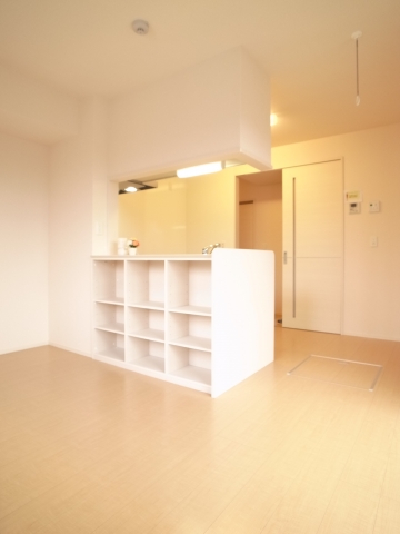 Living and room. Counter back we become storage ☆