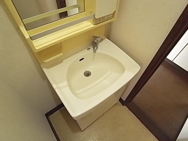 Washroom. With separate wash basin ☆