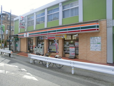 Convenience store. 290m to Seven-Eleven (convenience store)