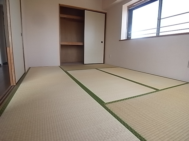 Other room space. It will calm the Japanese-style room