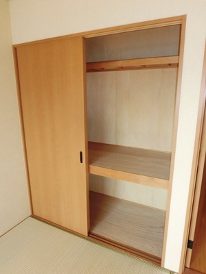 Receipt. Is a Japanese-style room of storage. 