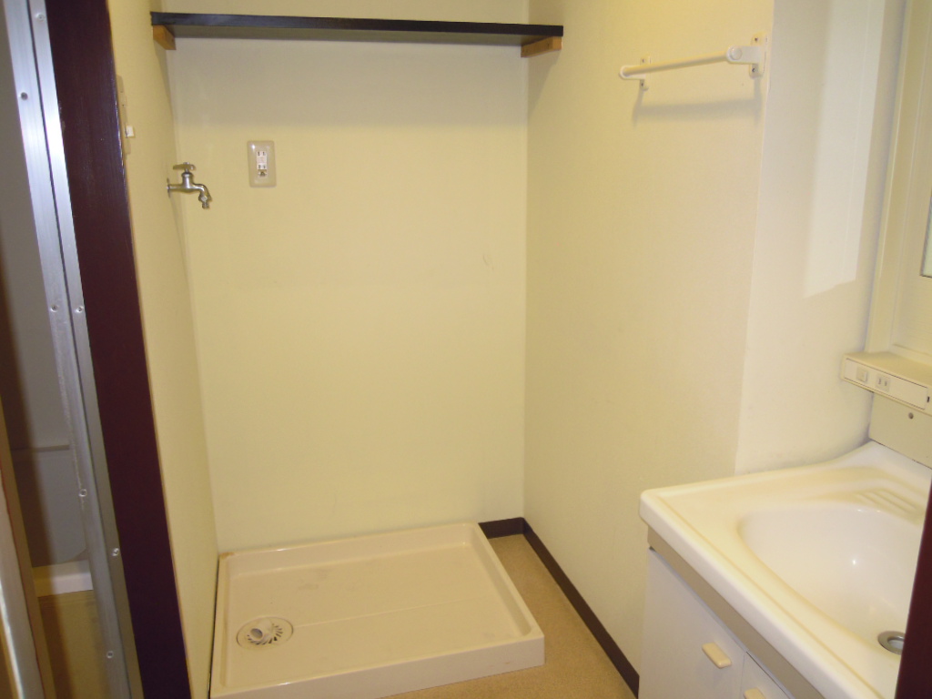 Washroom. Toiletries & Laundry Area & undressing room (before the cross-exchange)