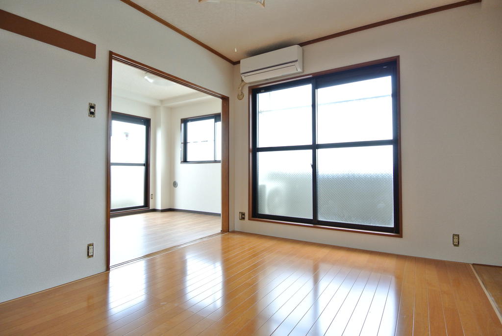 Living and room. Balcony south side Western-style