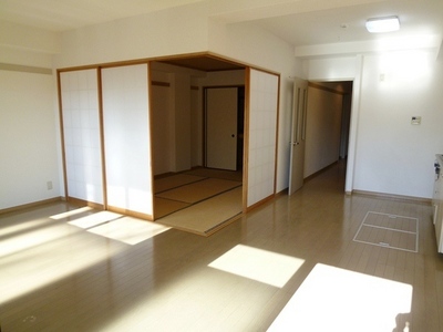 Living and room. You can also Japanese-style room and the open to be comfortable use.