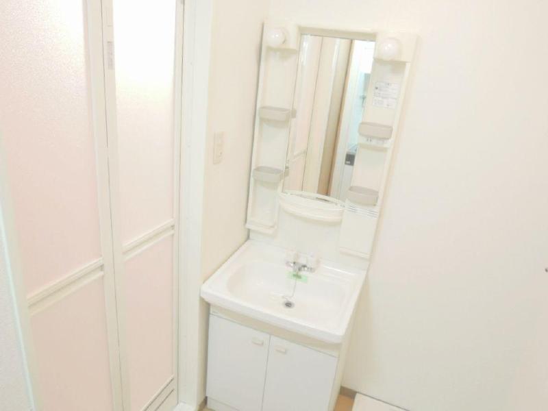 Washroom. Both sides cabinet ・ Independent wash basin equipped with a lighting