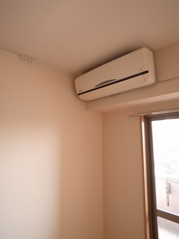 Other Equipment. Pat and air conditioning, Success in! (It is a photograph of the 502 in Room)