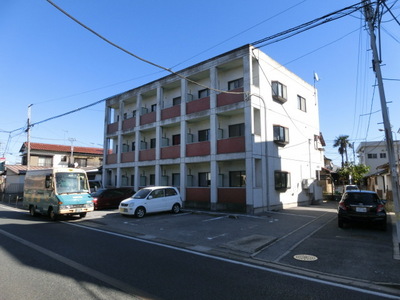 Building appearance. It is a quiet residential area.